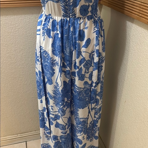 My Michelle Floral Blue and White Criss Cross Strap Wide Leg Jumpsuit Size 5! - Picture 8 of 16